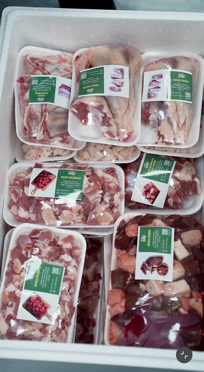 Kuzu eti kargo: strafor kutuda etiketli kuzu eti paketleri (kaburga, incik, kuşbaşı, ciğer)
