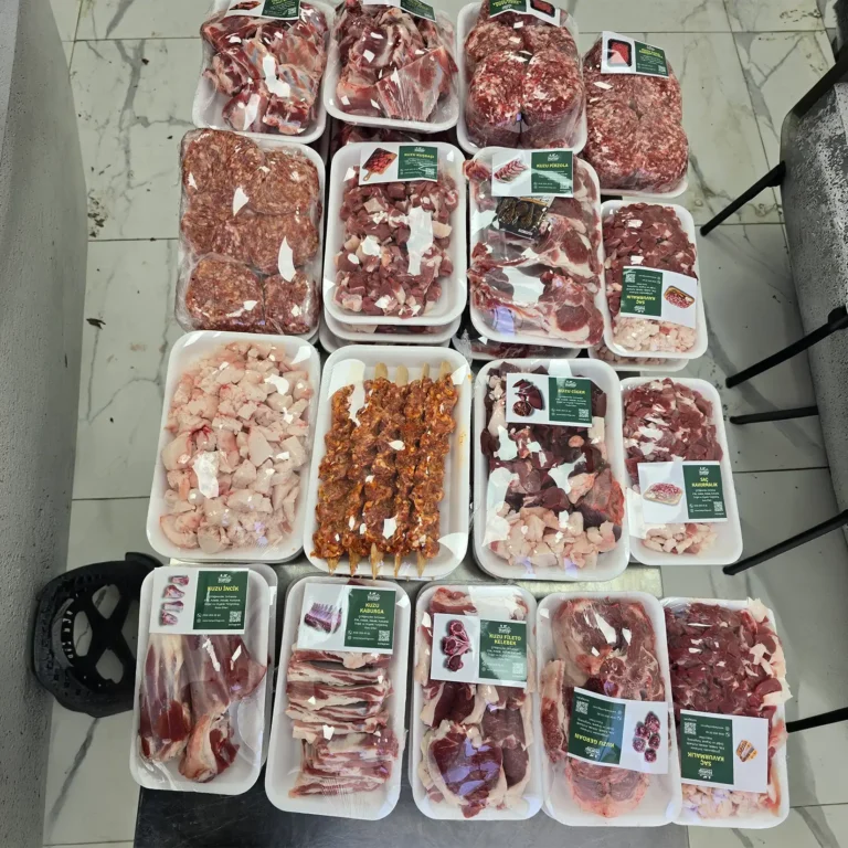 Parçalanıp paketlenmiş kuzu eti: kıyma, köfte, şiş, pirzola, kaburga, incik ve kavurmalık, fotoğraflı etiketleriyle